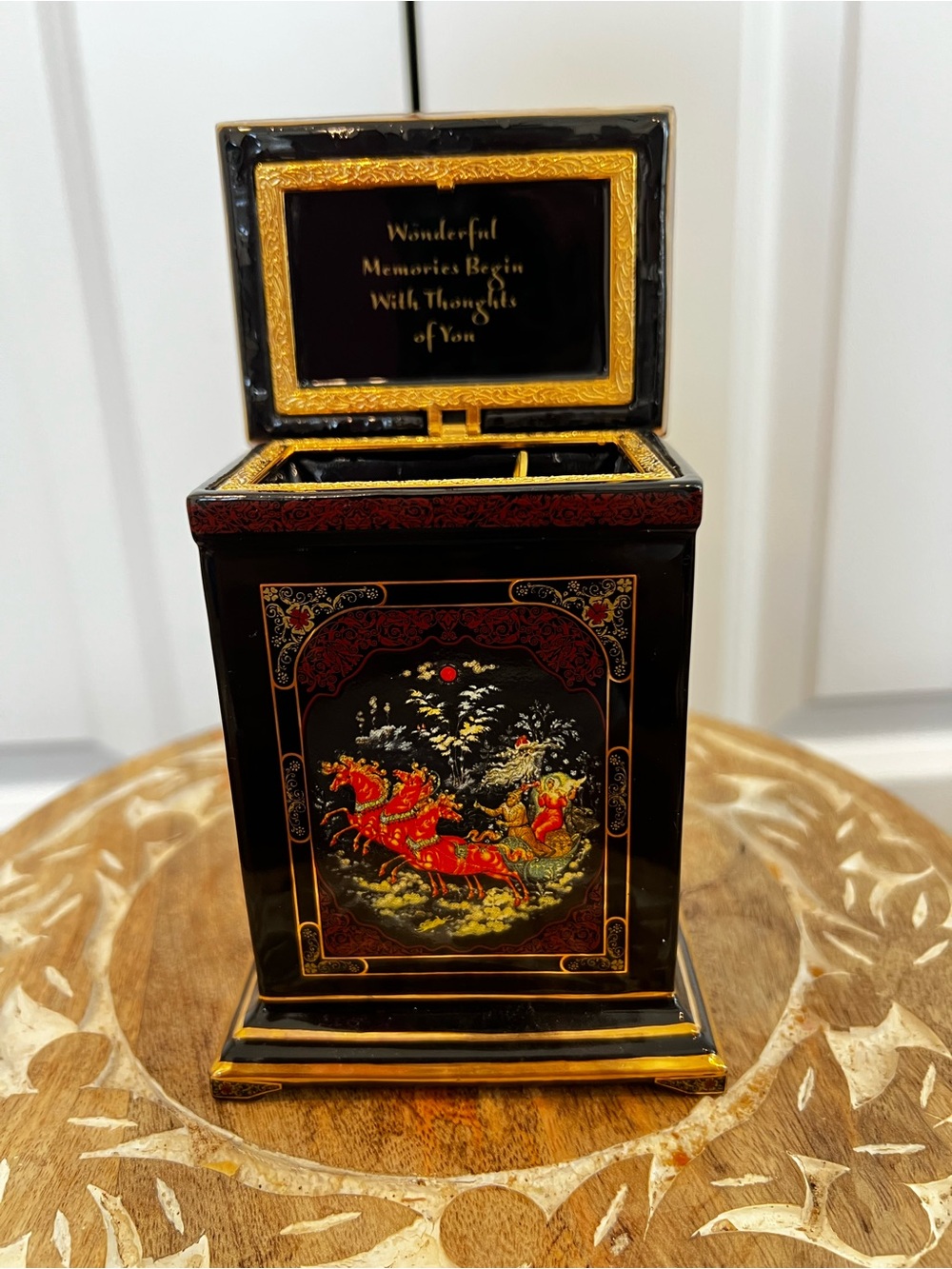 Ardleigh Elliott Vintage 2001  Heirloom porcelain music Box “Winters Promise”